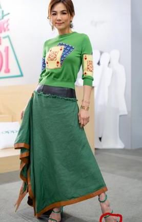 Ella的高跟鞋穿到让人怀疑人生，终于知道挤变形的“脚”什么样了