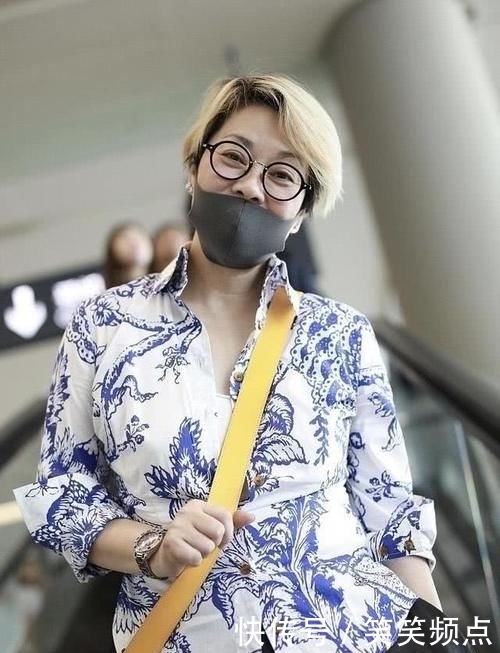  融合■56岁毛阿敏罕见露面，穿衬衫+五分裤扮嫩走机场，无奈脸有点浮肿