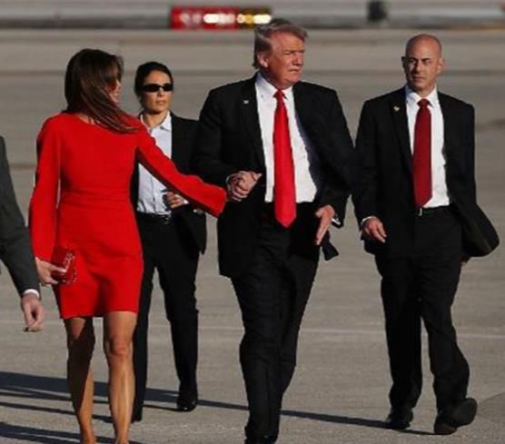 48岁美国“第一夫人”红裙现身，身材凹凸有致，不输37岁伊万卡!