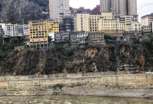 中国“很独特”的小县,建在悬崖上,全县就一条道,掉头都难