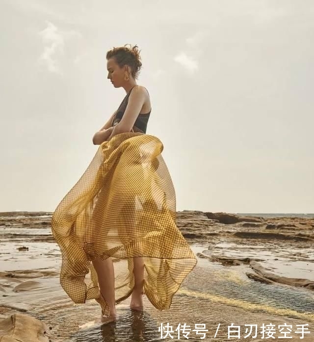  『花朵』2020开春 流行穿“开满花”的裙子，谁穿谁美！