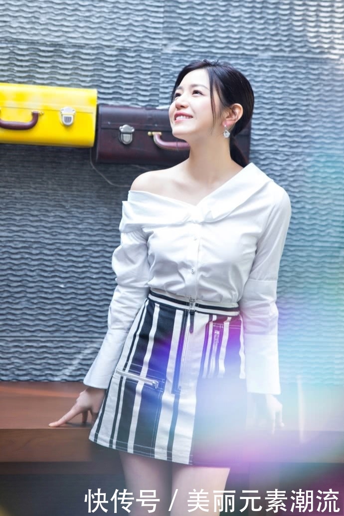 陈妍希这条裙子有点短，幸亏有块布能盖一盖，否则坐着都不方便！