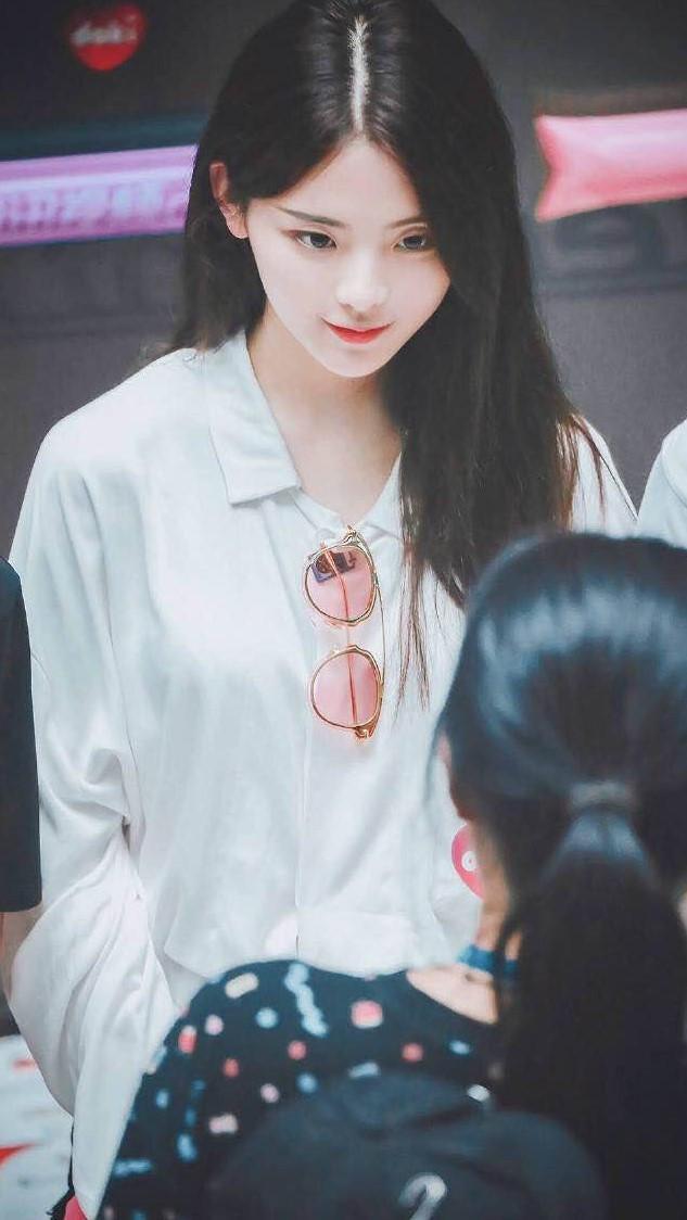 杨超越厉害了，穿这条短裤就亮相活动，网友：想把腿上的毛拔掉！