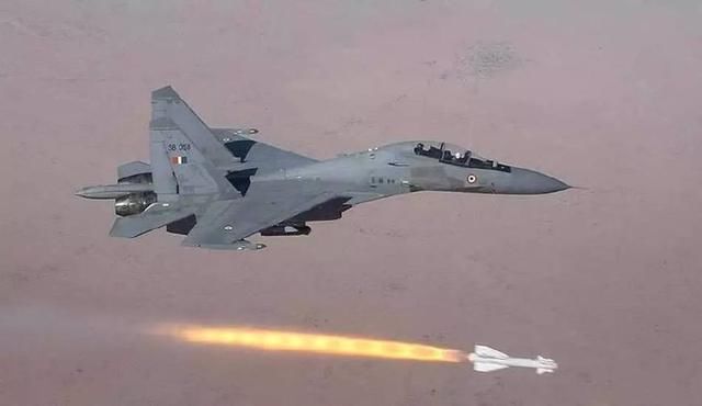 打肿脸充胖子,印度最强军演再闹笑话,千架飞