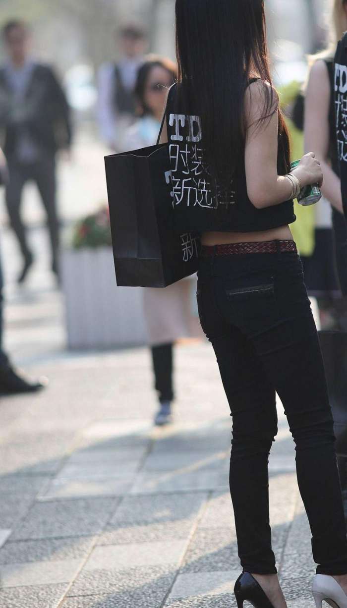 街拍: 黑色牛仔紧身裤高挑美女, 把优雅、知性玩到极致