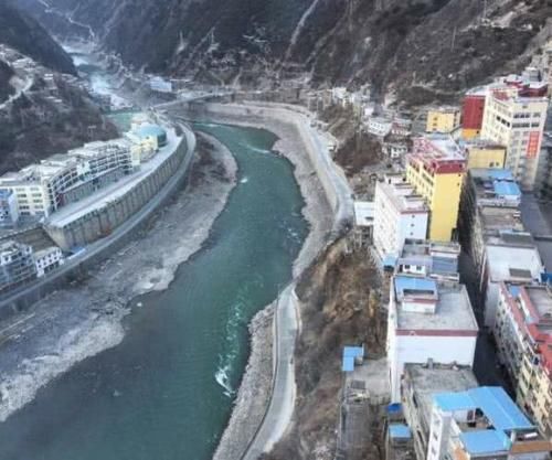 我国最“独特”城市,建在海拔3千米悬崖上,家家都是“江景房”