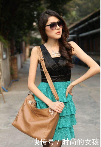 街拍：清秀白皙时尚性感小姐姐，美腿修长身材曼妙很动人！