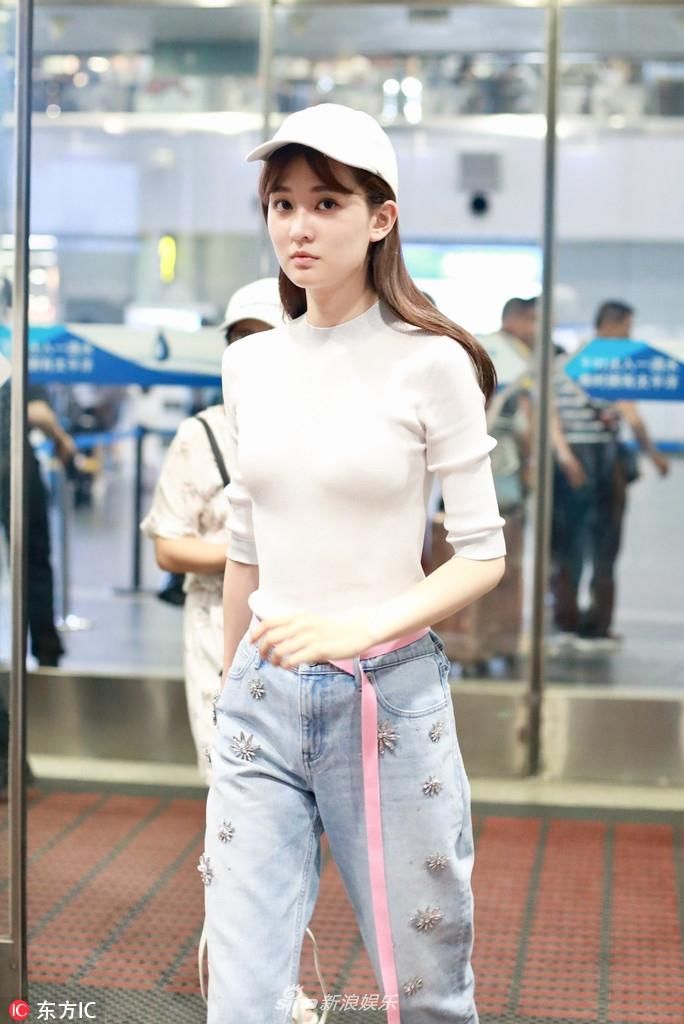 组图：乔欣造型清爽细腰长腿亭亭玉立 笑容甜美少女感十足