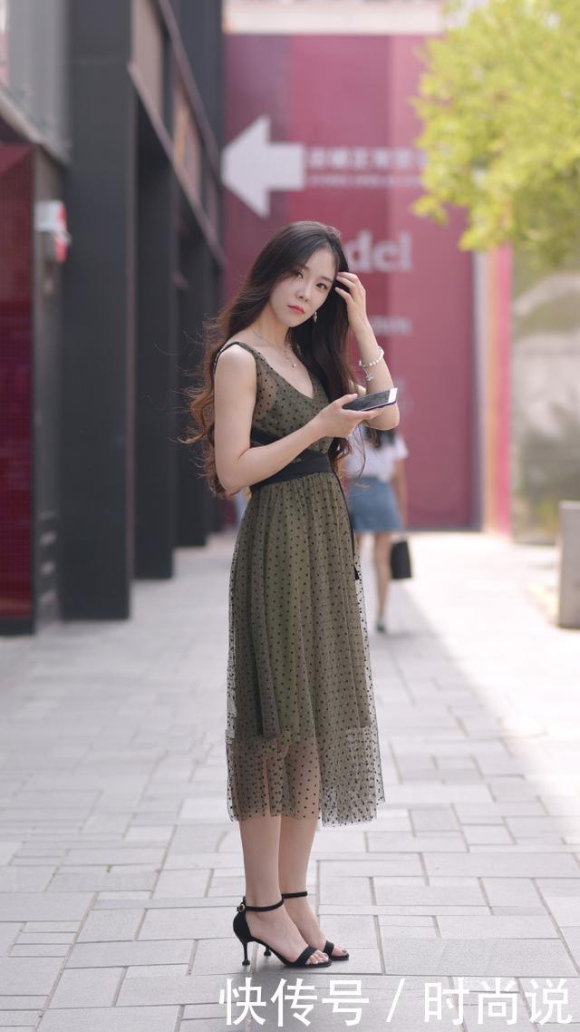 街拍：美女吊带黑纱裙的霸气大表姐，尽显女人的优雅与妩媚！