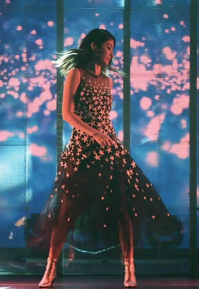 当110斤陈慧琳与86斤赵丽颖同穿晚礼裙，才知道胖一点也好看