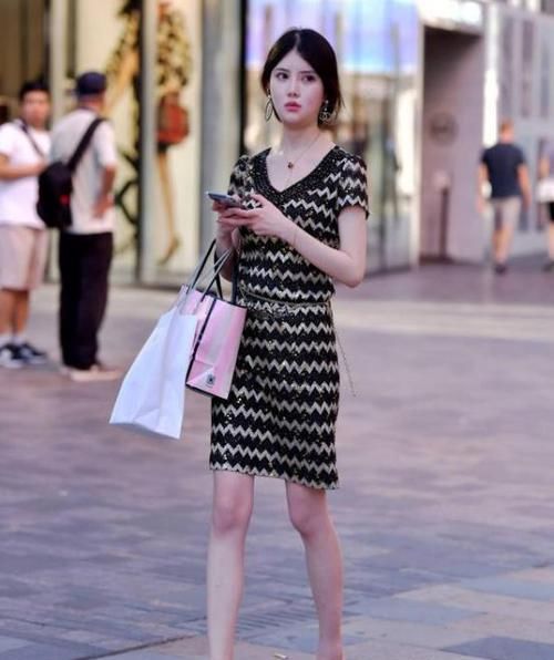  气质：街拍：软玉温香的小姐姐，一条红色连衣裙，时尚魅力气质迷人