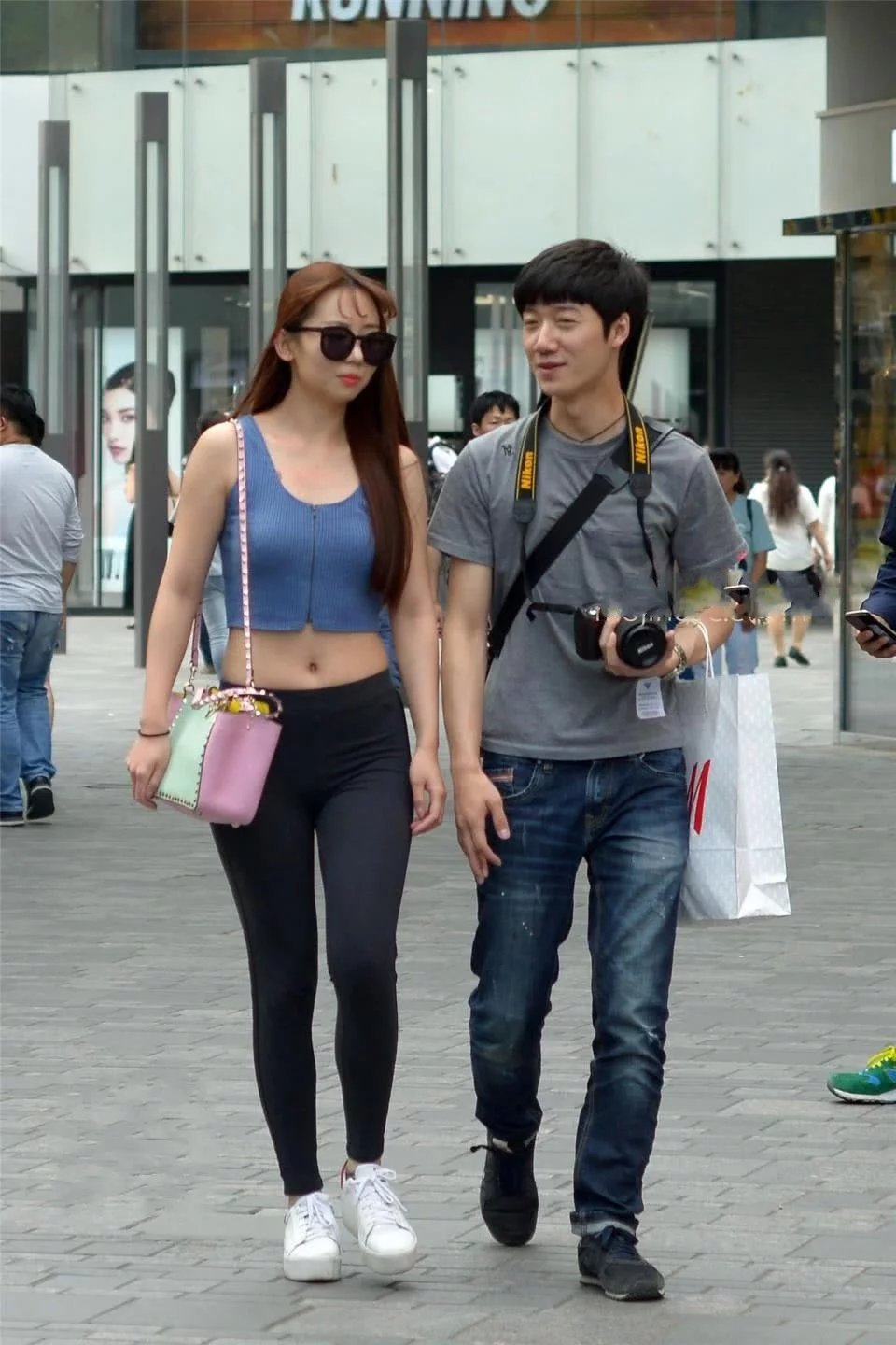 可爱的紧身裤女孩，时尚的穿搭，尽显青春活力