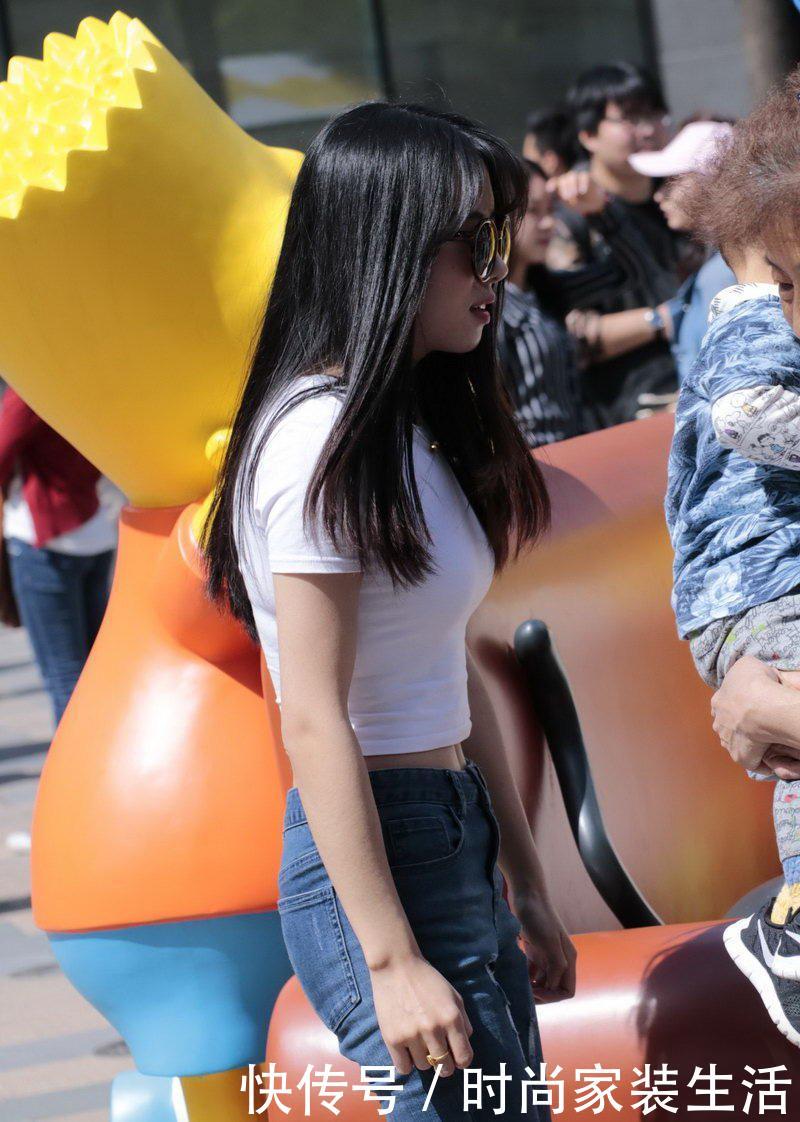广场街拍：紧身牛仔裤美眉，大秀丰满身材，满满的成熟女人味