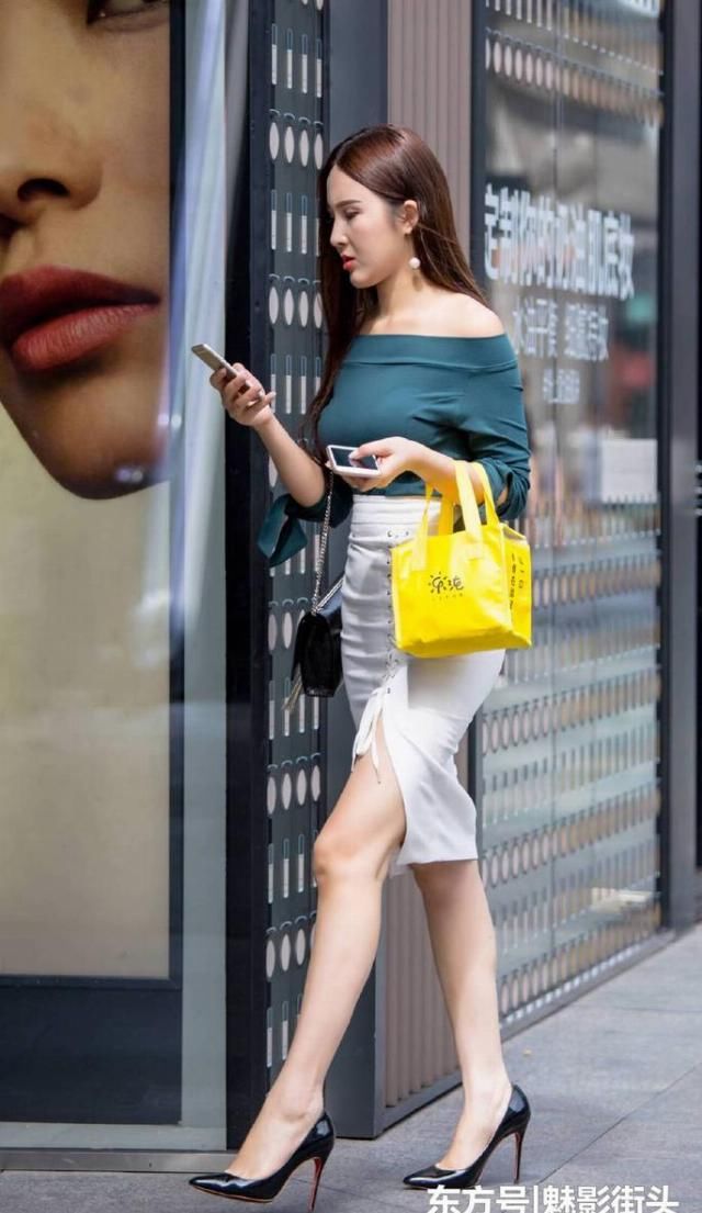 「 美女」美女穿出好身材、还有女人味,一字肩上衣、包臀裙搭配尖头细跟鞋
