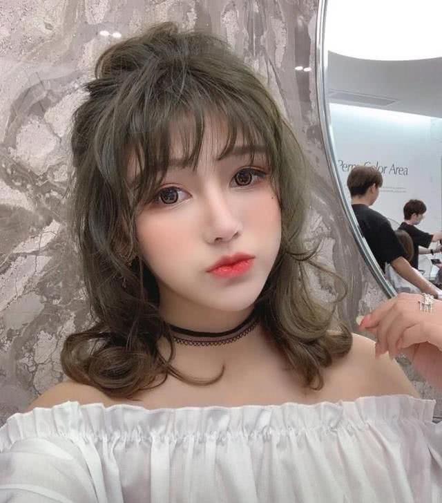  『黑长』别再留黑长直发了，2020年最火的发型是这4种，减龄瘦脸不挑人！