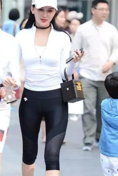 两位小姐姐一个身穿包臀裙一个身穿运动紧身裤显出凹凸身材, 在大