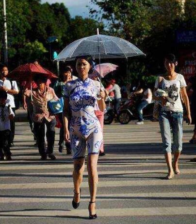 在中国女孩身上画了一件旗袍，“裸体”出现在大街上，竟无人察觉