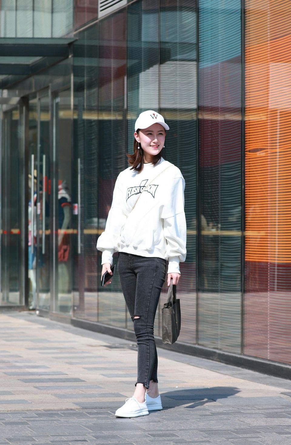 北京三里屯街拍:春天来了,天气暖了,姑娘们又出