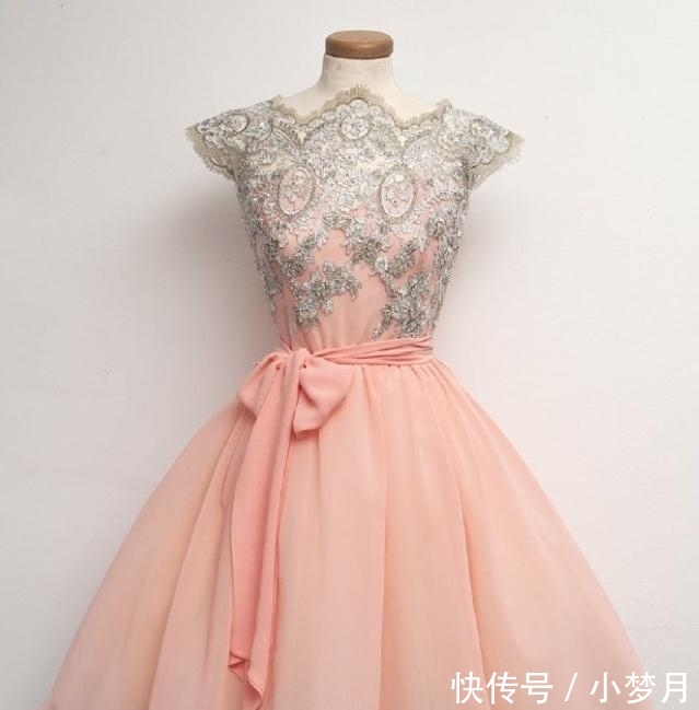 异性:心理学: 参加聚会你会选哪件礼服? 测你对异性有多大的魅力