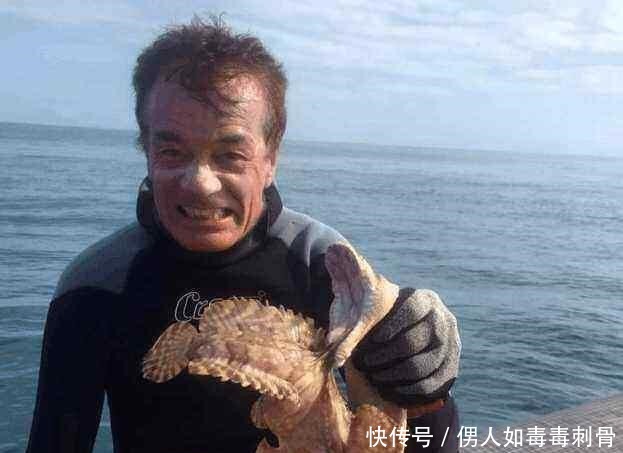  连忙|渔夫海上发现“小白龙”，捞上船一看，知道真相的他连忙扔进水里