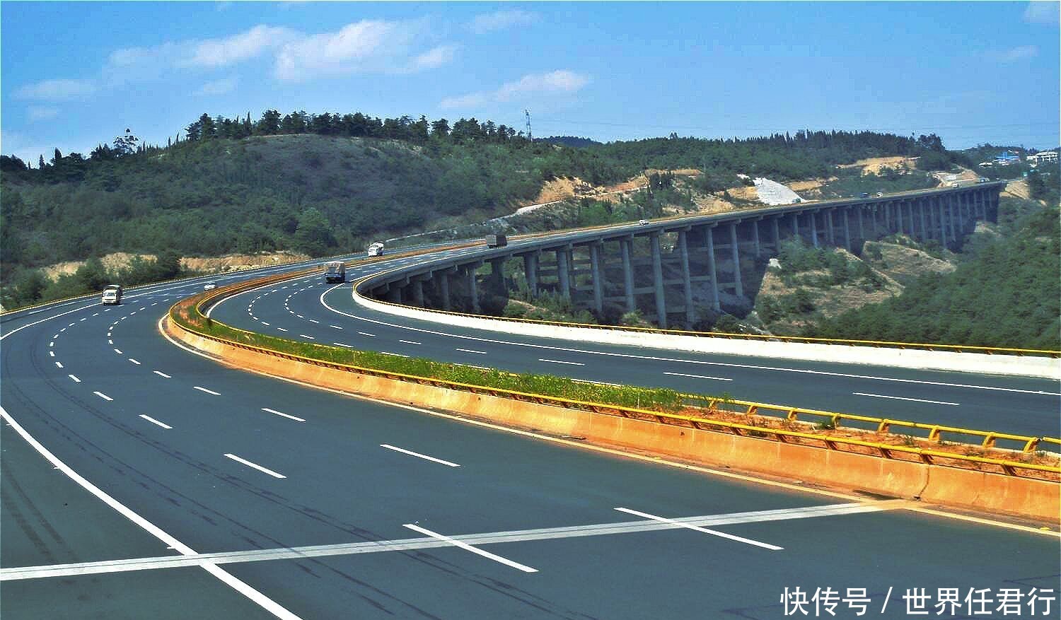  [发展]河南建设的一条高速公路，按双向四车道高速公路标准修建