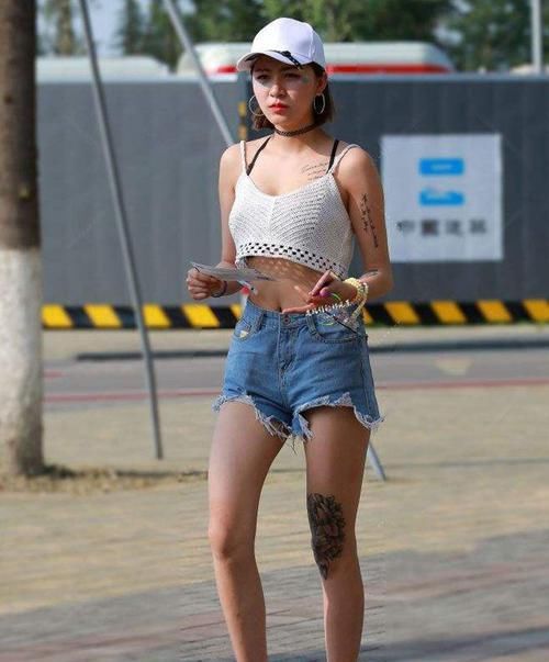  漂亮：街拍：小姐姐漂亮的湖蓝色连衣裙轻盈飘逸，美丽而优雅