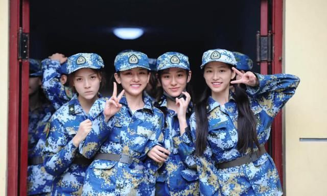 过分！看过路人拍女星军训素颜照，才知道这些年我们被骗得有多惨