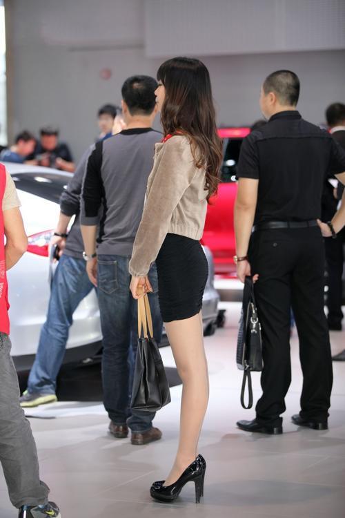 街拍联盟：标准职业装肉丝黑色高跟美女，笑容很甜美哦