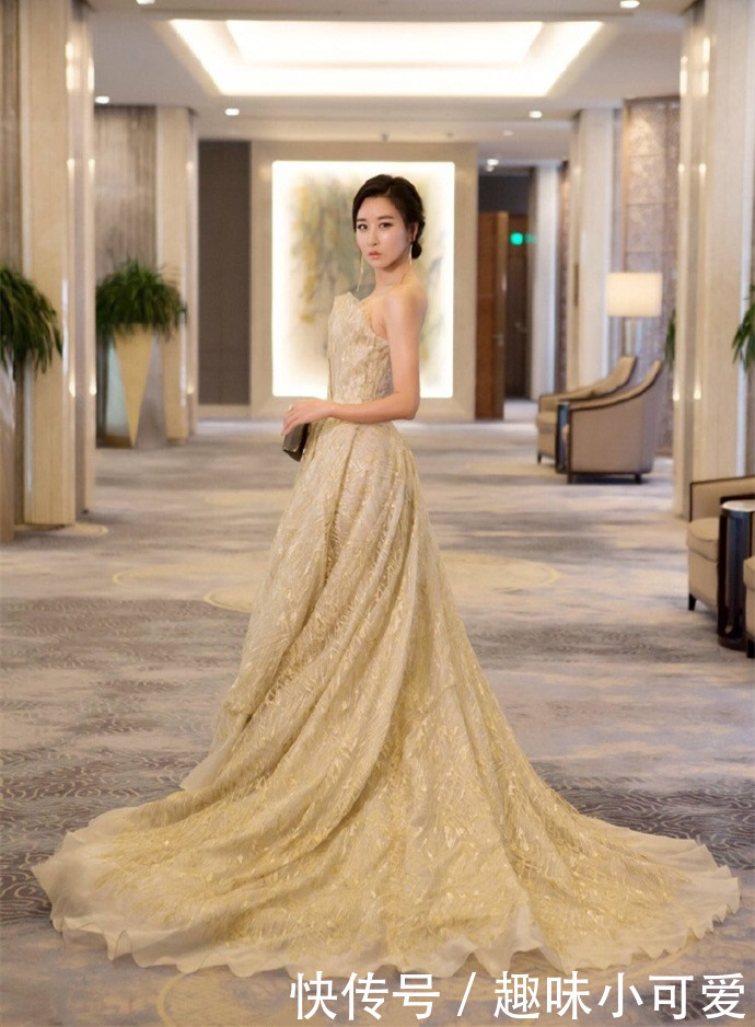 毛俊杰真敢穿，绣花裙下方穿牛仔裤居然不丑，网友：这身材简直了