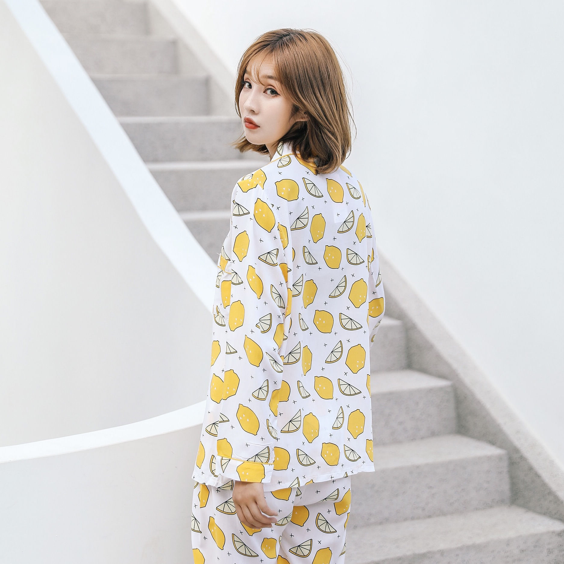 周末在家练瑜伽没有瑜伽服?教您一招，穿睡衣让你轻松锻炼好身材