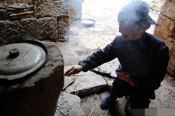 86岁老人独守一座山,半年难见一次外人,自给自