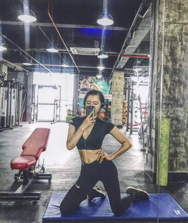  潮牌@SNKR Girls送鞋丨男友衬衫、潮牌、球衣...性感又会搭，就是这期球鞋女生们！4.20-4.26
