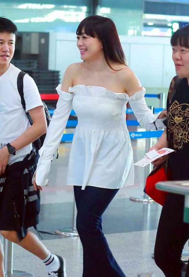 钟丽缇真是够了，穿公主裙只能用壮形容，网友：别把自己当少女了