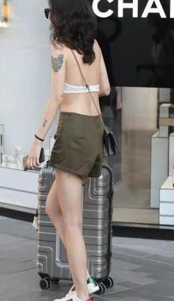 街拍：图1Gaga化身“女警”？图2上衣省布料，图3这胯真大