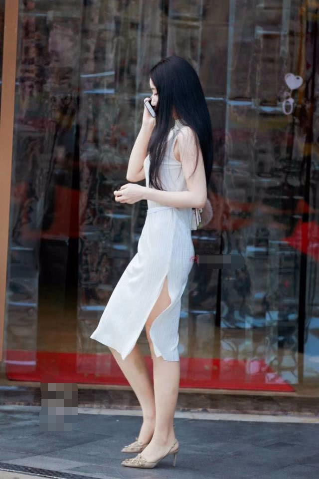 冰肌玉骨丽质天成，凹凸有致的小姐姐，修身穿搭勾勒出迷人的S曲