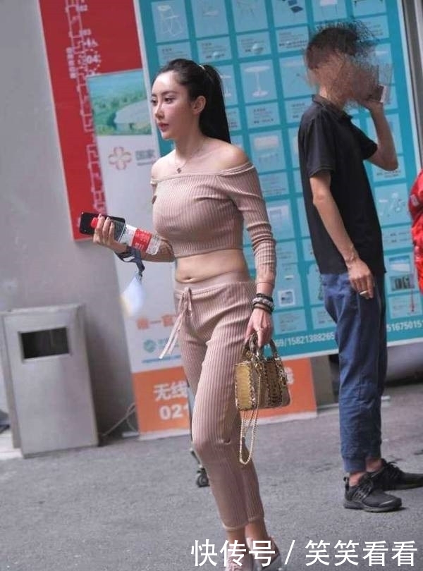  「度过」美女街拍小姐姐穿针织套装出街, 度过一个“温情”的秋天