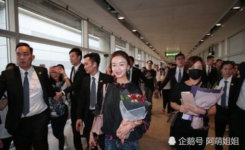 吴谨言搭配绝了，冲锋衣＋高跟鞋超尴尬，两根“钉子”不怕戳破鞋