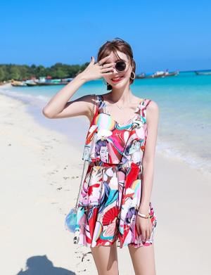 这样优美的洪都拉斯值得一看，海边还有模特拍写真，看着很迷人