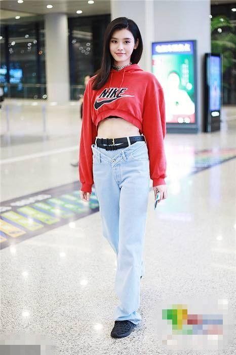 奚梦瑶大尺度露背装现身机场，网友：缺钱买布料？我给你！