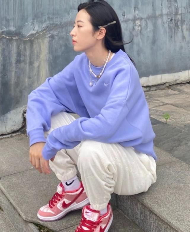  『追捧』AJ这次真的放大招了，新款“草莓鞋”被00后追捧，比匡威还潮