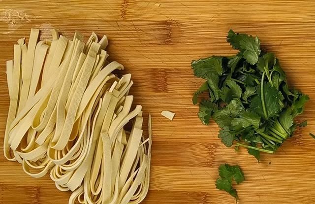  「营养」鲜香麻辣的凉拌豆皮，营养低脂，好吃下饭，相当简单的居家美食