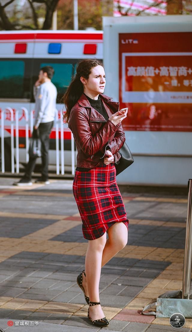 「精致」街拍:不管时尚潮流怎么改变,优秀精致的女人总是活得自信又美丽