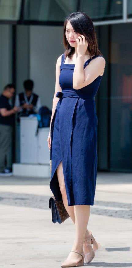 贵族气质小姐姐蓝色开叉连衣裙勾勒丰满的傲人曲线，一个眼神秒杀