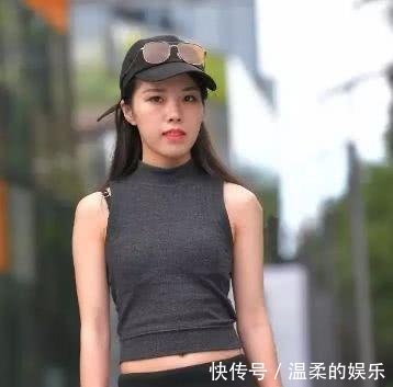 打底裤巧妙的起到收拢的效果，尽显你优雅迷人的好身姿