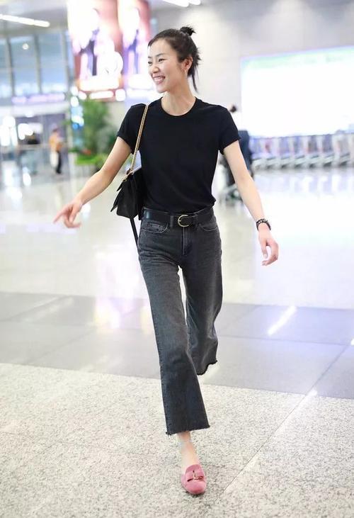 刘雯腰这么细，穿裤子不系皮带会掉吧？网友：看了她腰都觉得自卑