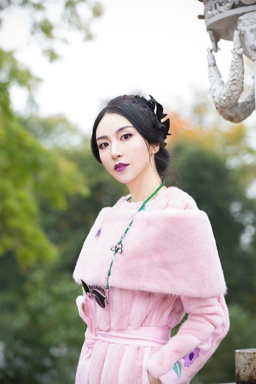 时装搭配·ifashion｜交叉十字的刺绣针法，清新的花朵漫落周身