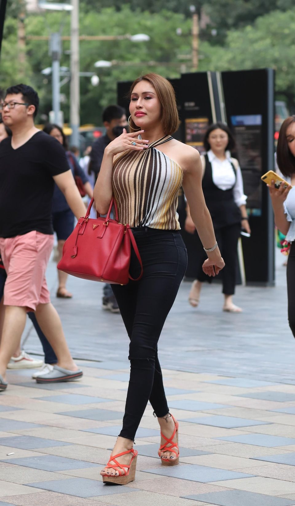 街拍：紧身裤受时尚女性亲睐，走在街上时尚靓丽又苗条