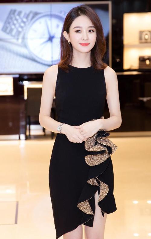 赵丽颖挂了两条巨型“泡面”在裙子上，网友：这腰才是真的腰啊！