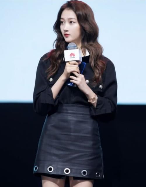 关晓彤一身黑大秀成熟魅力，乳白色胶鞋太突出，美得不像话