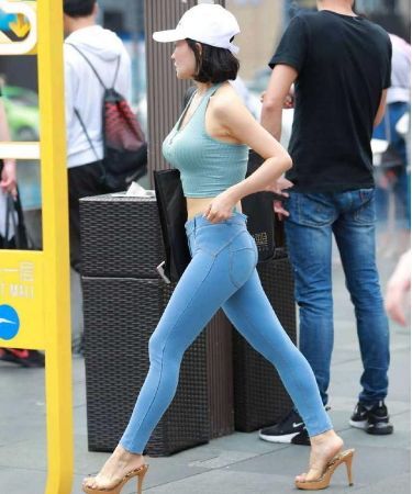 街拍：成熟性感的辣妈，穿上了紧身牛仔裤，女人风韵味十足！